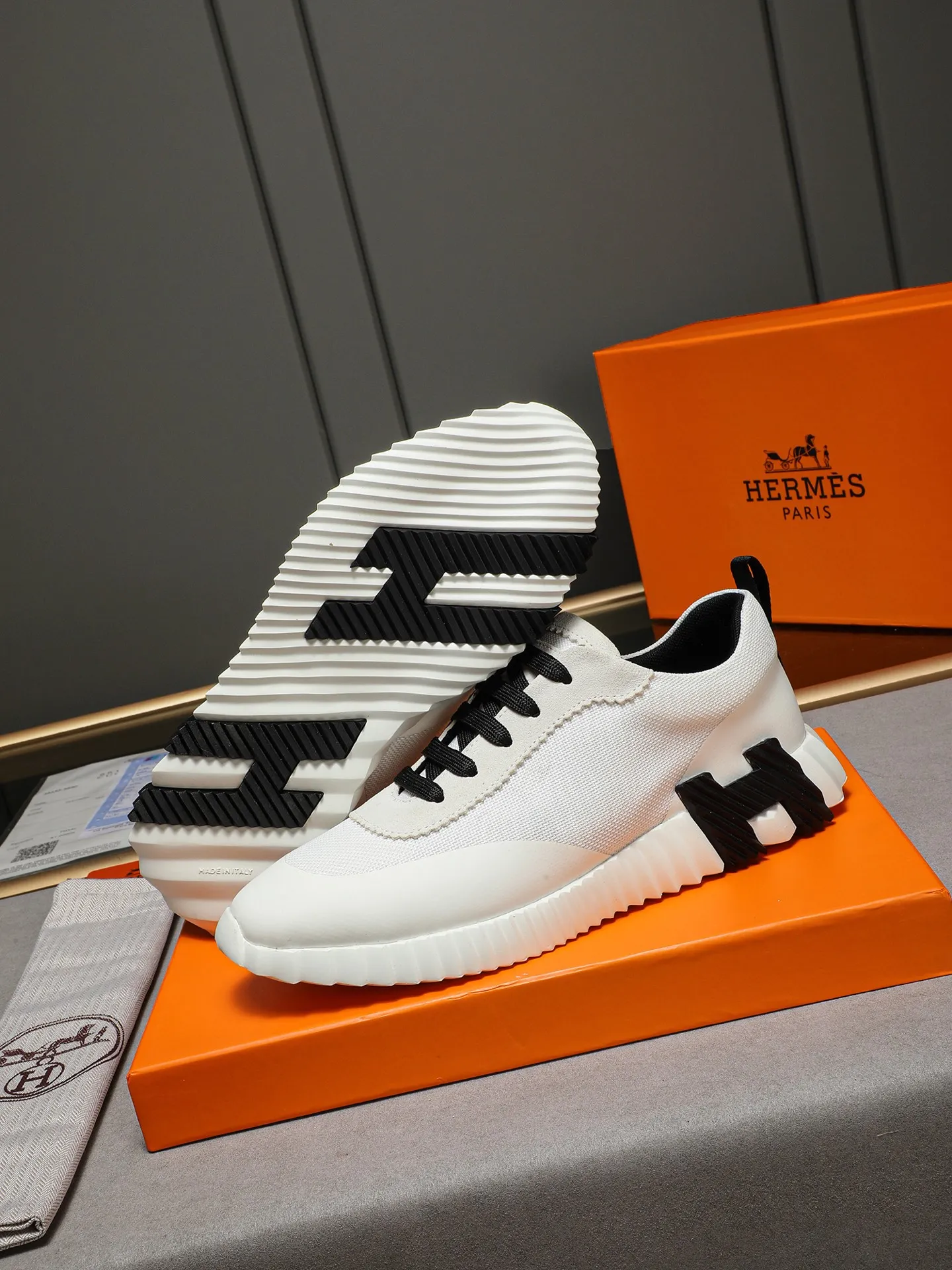 Men's shoes 💰460 [Hermes] fe new arrival~ New Bouncing sneakers Hermès are the most comfortable shoes, no one else⃣️, they are very light on the feet and look great, you will not feel tired when you go shopping and running around 👍 Very light and comfortable, extremely light, suitable for both sports and leisure, and feel great when you step on them! It’s up to you to choose, there’s always what you want~ ✔️Fabric: First layer frosted➕Imported glue➕Breathable mesh ✔️Inner lining: Imported mesh ✔️Outsole: Original outsole ✔️Size: Men’s 38-44 (45 custom-made)